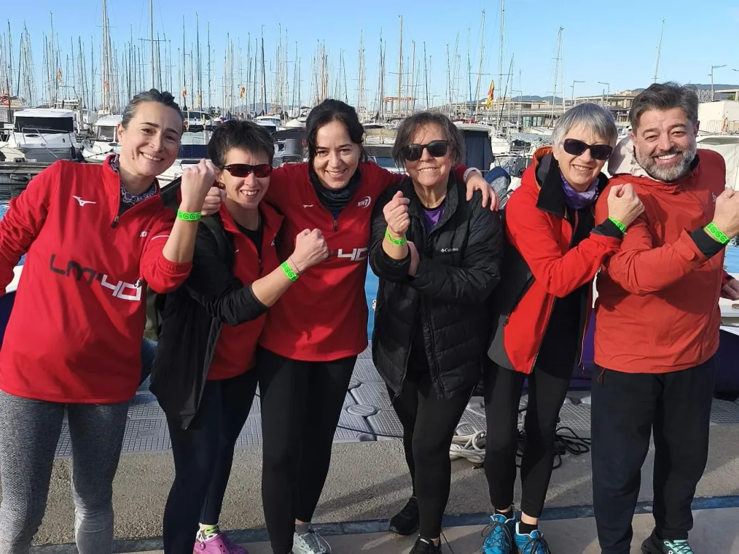 Membres de Rem Premià mostrant els braçalets verds de la campanya contra el càncer