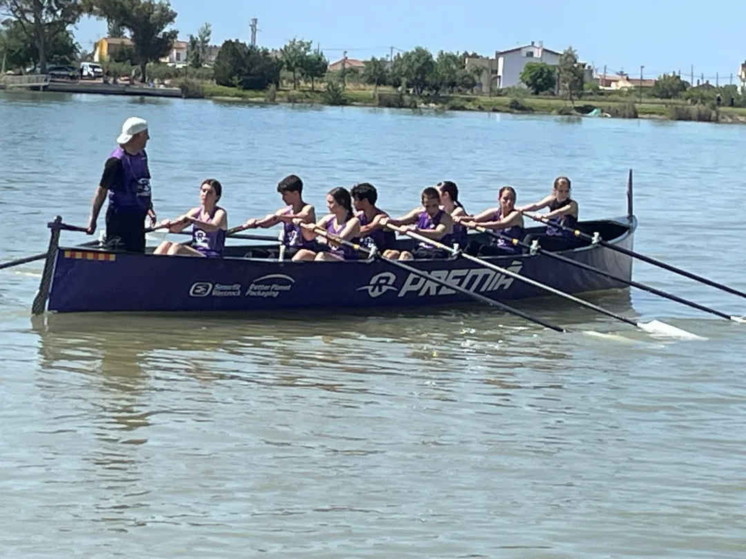La tripulació cadet de Rem Premià competint a Deltebre