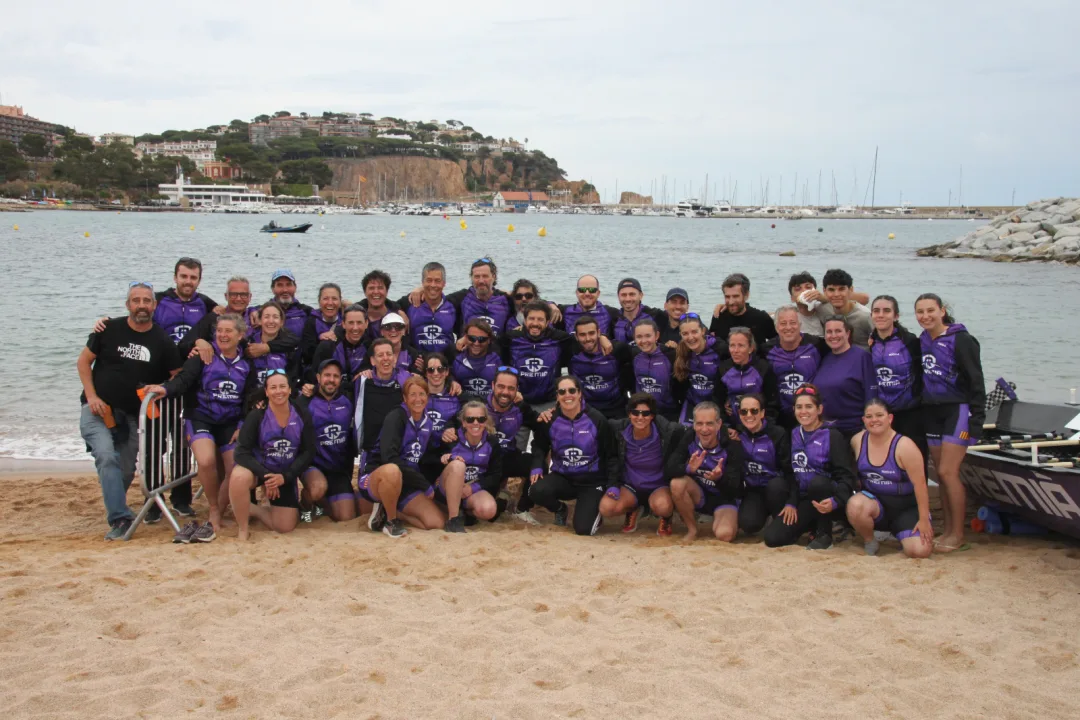 Equips de Rem Premià reunits a la platja de Sant Feliu de Guíxols