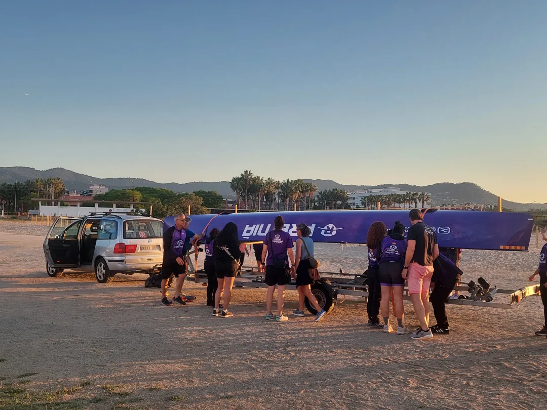 Membres de Rem Premià descarregant una barca a València