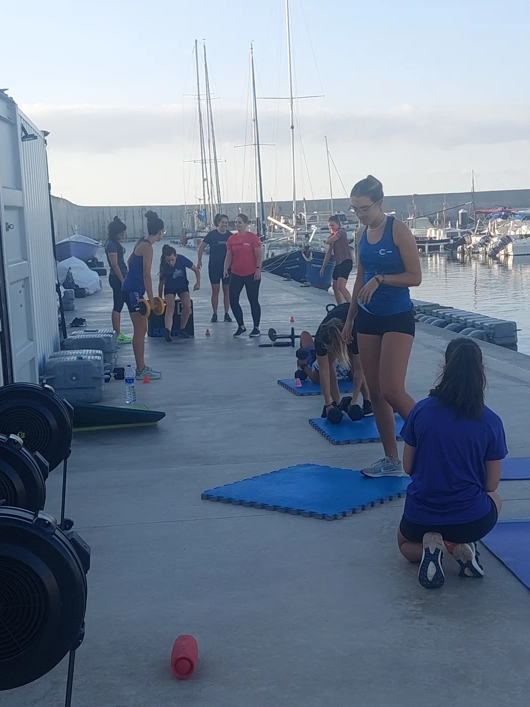 Sèniors de Rem Premià fent exercicis de força al port
