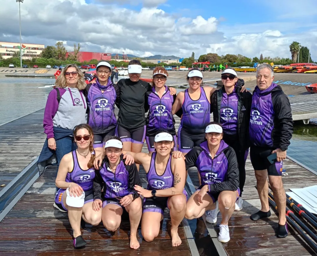 Tripulació femenina de Rem Premià després de competir al Canal Olímpic de Catalunya
