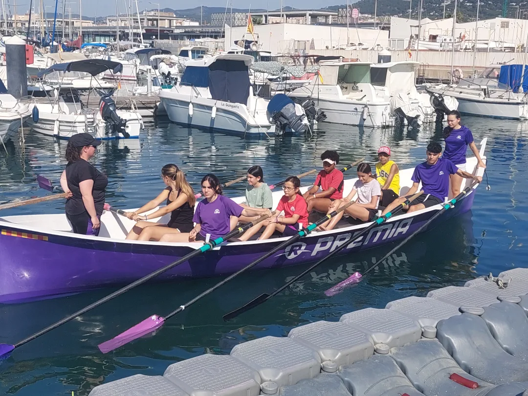 Participants de La Mar de Bé asseguts en una barca de Rem Premià