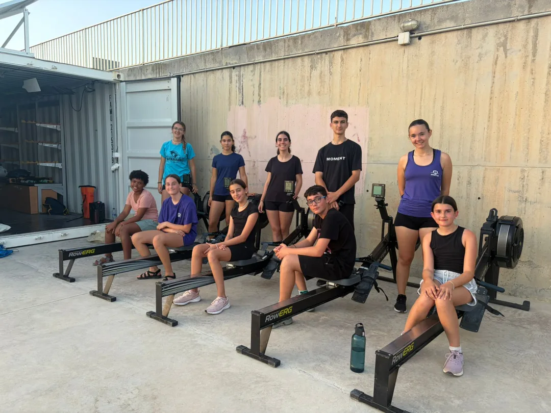 Joves participants i membres del club al costat dels ergòmetres