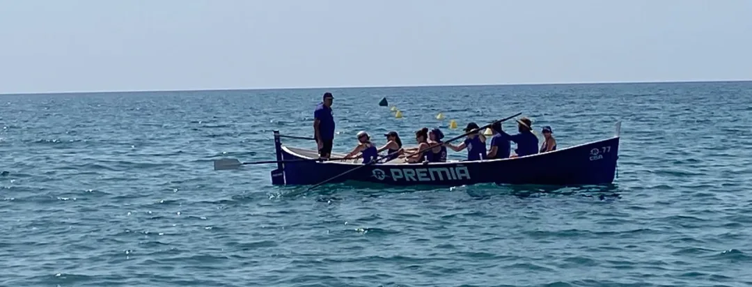 Tripulació de Rem Premià competint a la regata de Pineda