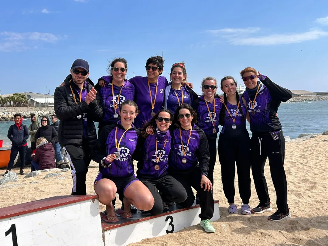 Les sèniors de Rem Premià celebrant la tercera plaça al podi de Mataró
