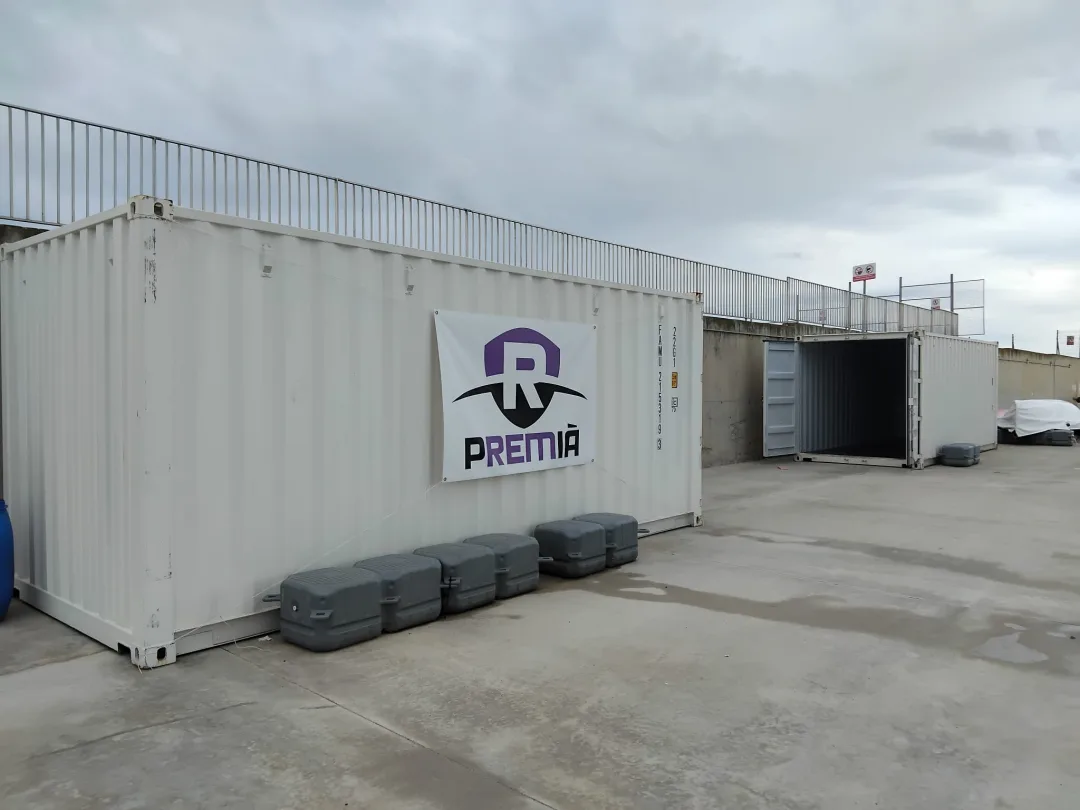 Els dos contenidors de material de Rem Premià