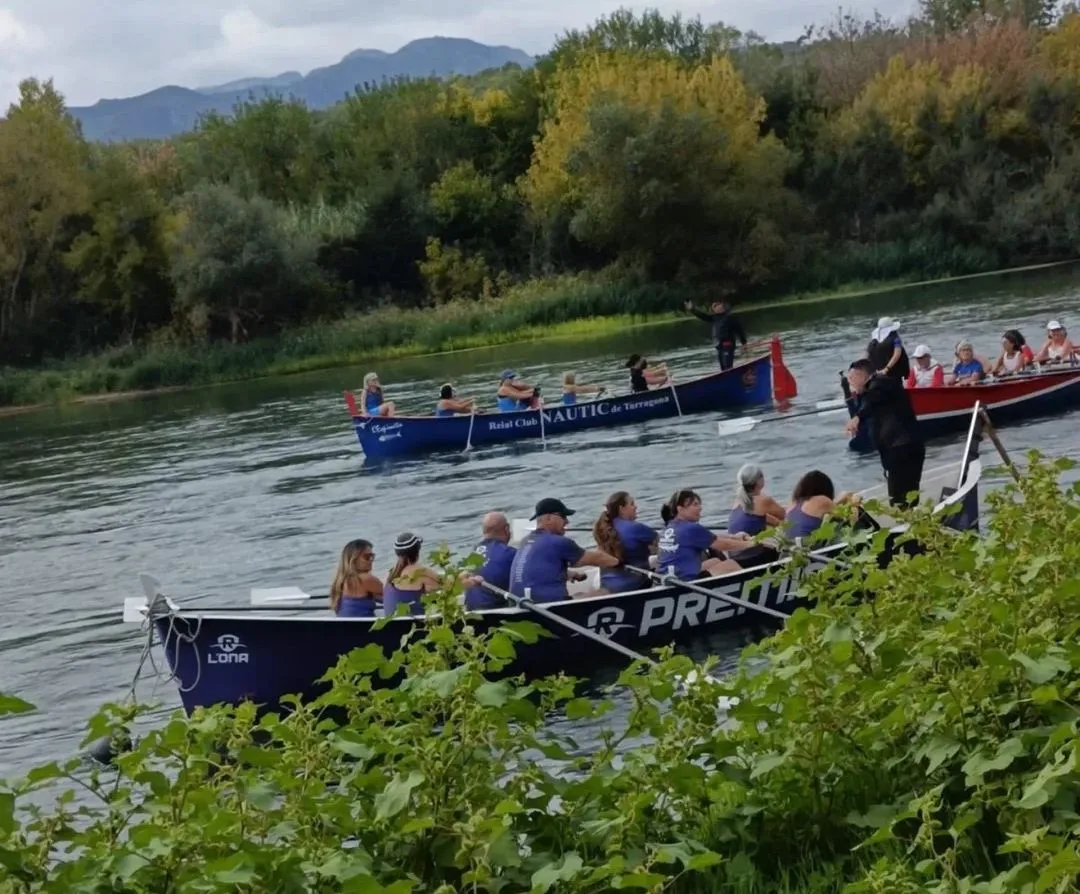 Embarcacions compartint la travessia pel riu Ebre